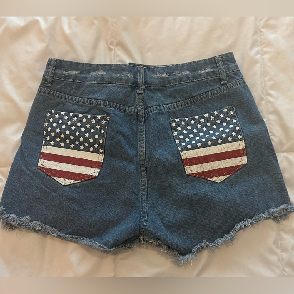 USA 🇺🇸 Distressed Jean Shorts with Frayed Hem- NWOT - Picture 2 of 5